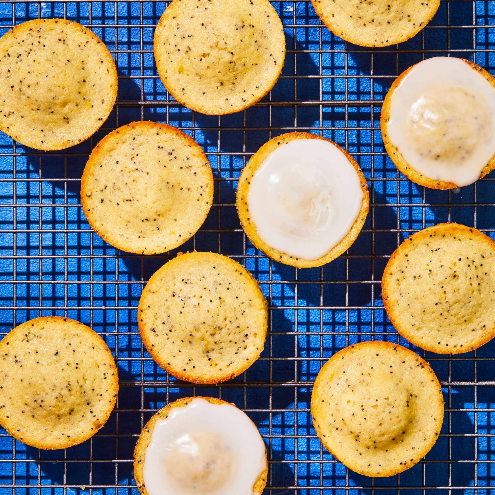 Muffins de semillas de amapola y limón con glaseado de rosa y limón 