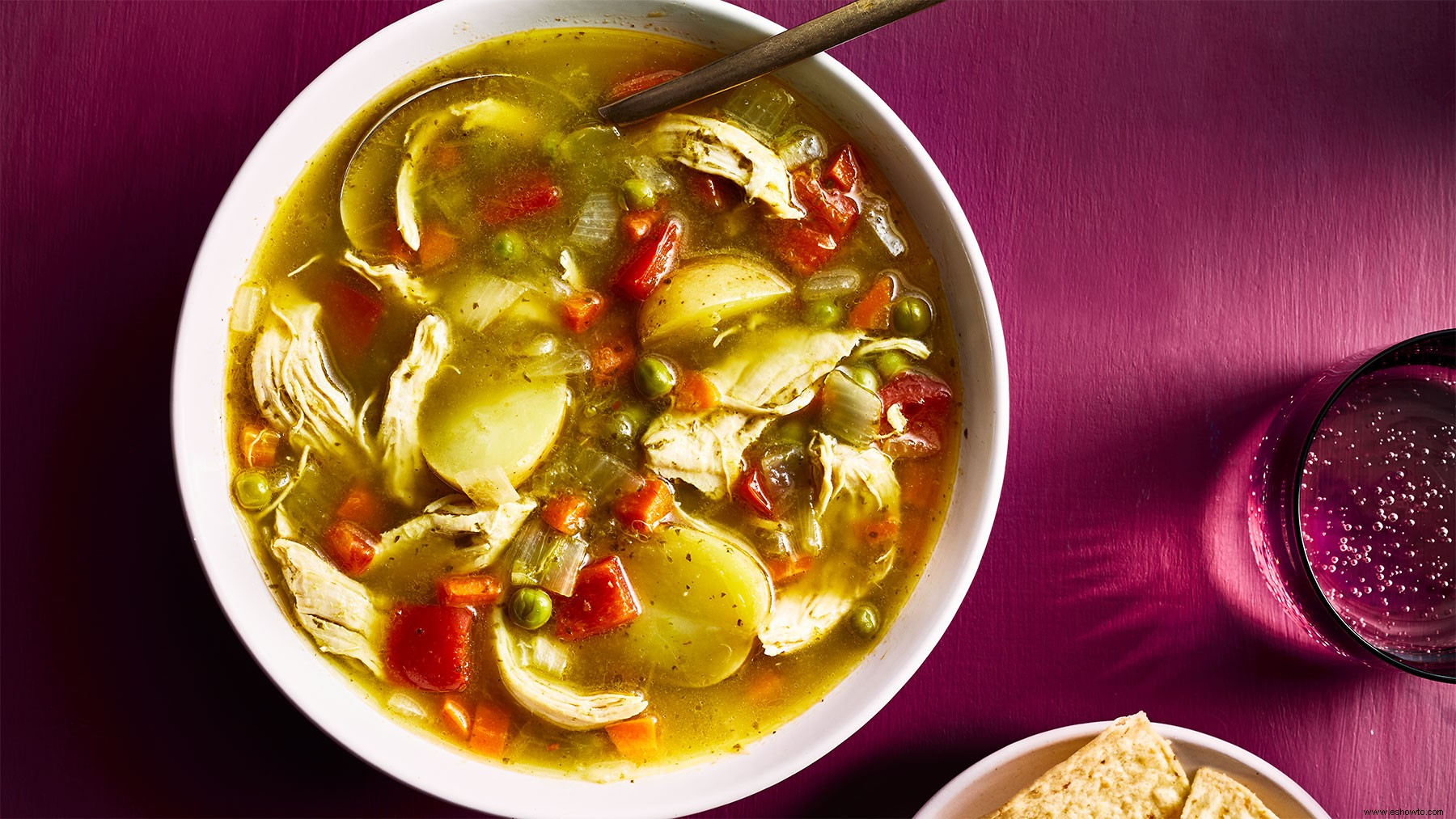 Sopa De Pollo Al Estilo Peruano Con Cilantro Y Lima 