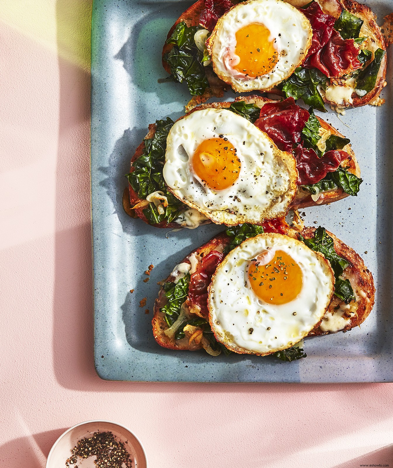 Tartine de verduras primaverales con prosciutto, fontina y huevo frito 