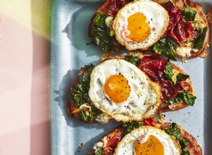 Tartine de verduras primaverales con prosciutto, fontina y huevo frito 