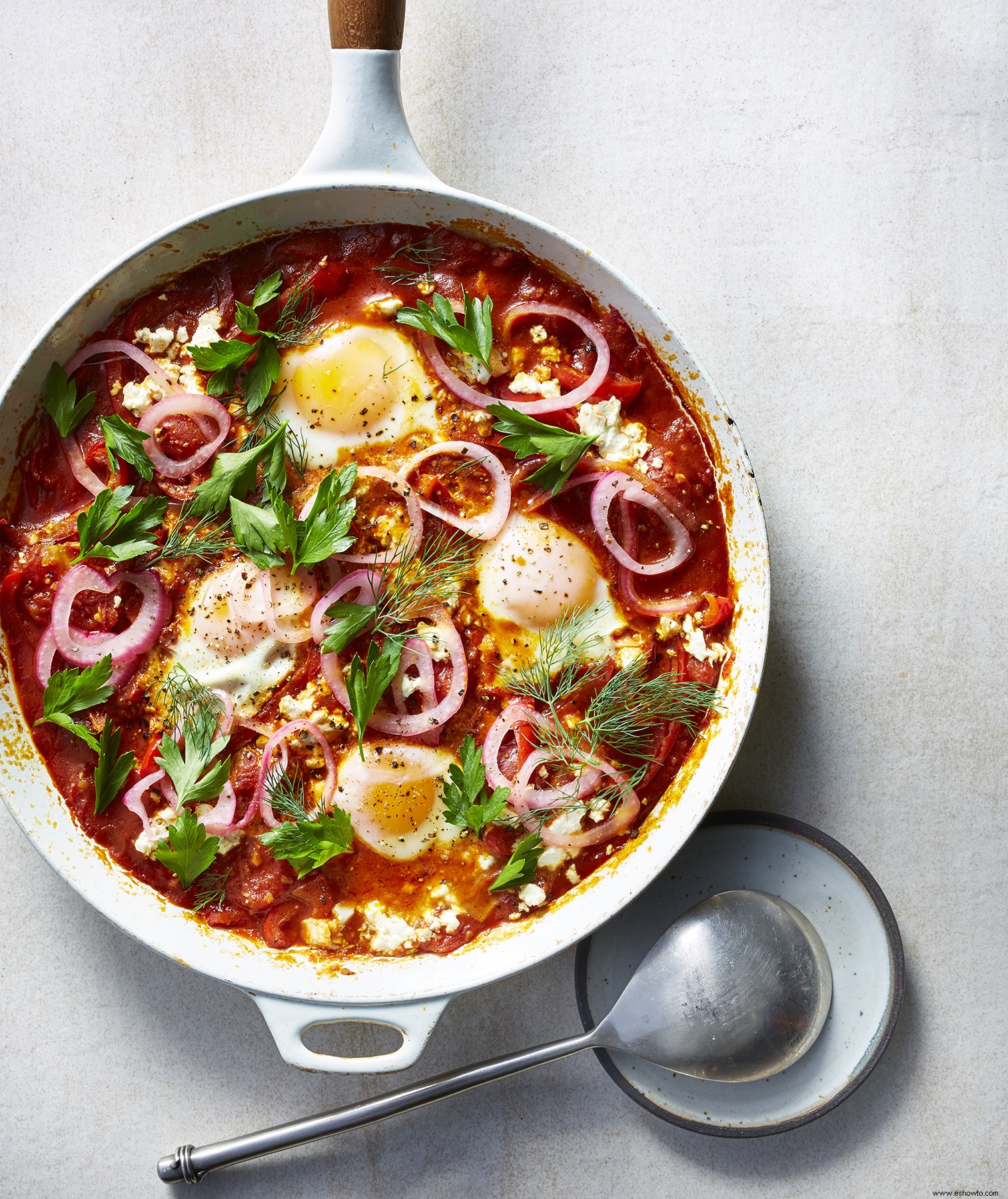 Huevos Escalfados Gochujang Con Feta Y Cebollas En Escabeche 