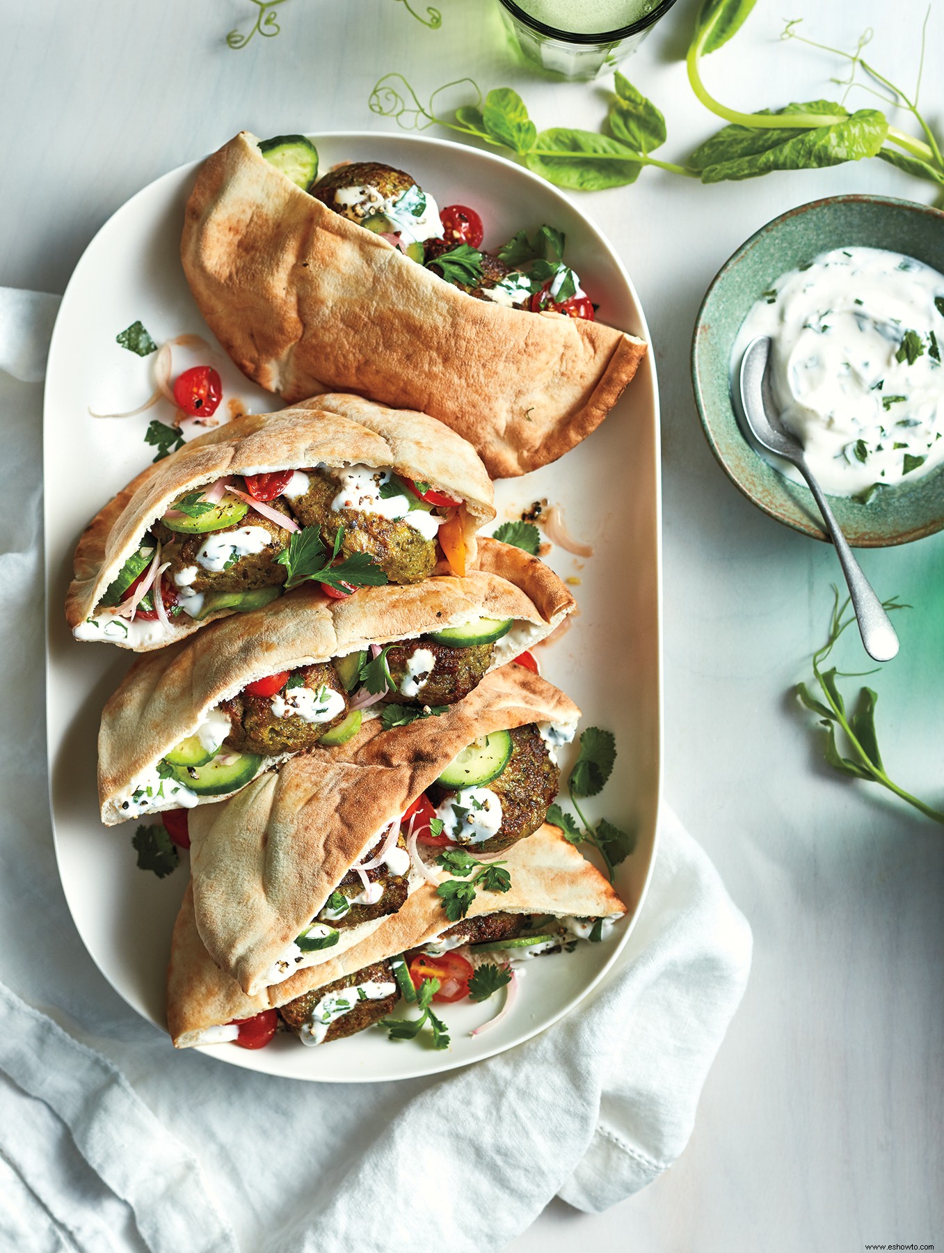 Pitas De Falafel De Frijoles Fava Con Ensalada De Pepino Y Tomate 