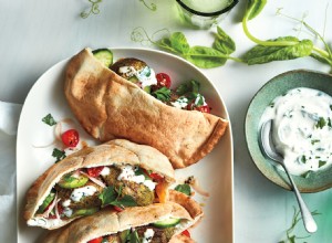 Pitas De Falafel De Frijoles Fava Con Ensalada De Pepino Y Tomate 