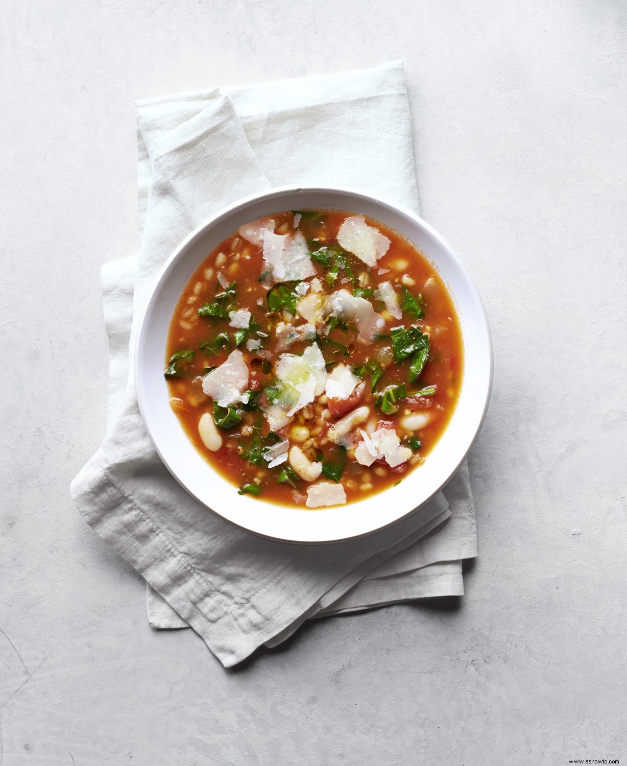 Sopa De Frijoles Blancos Y Cebada Con Tomates Y Verduras 