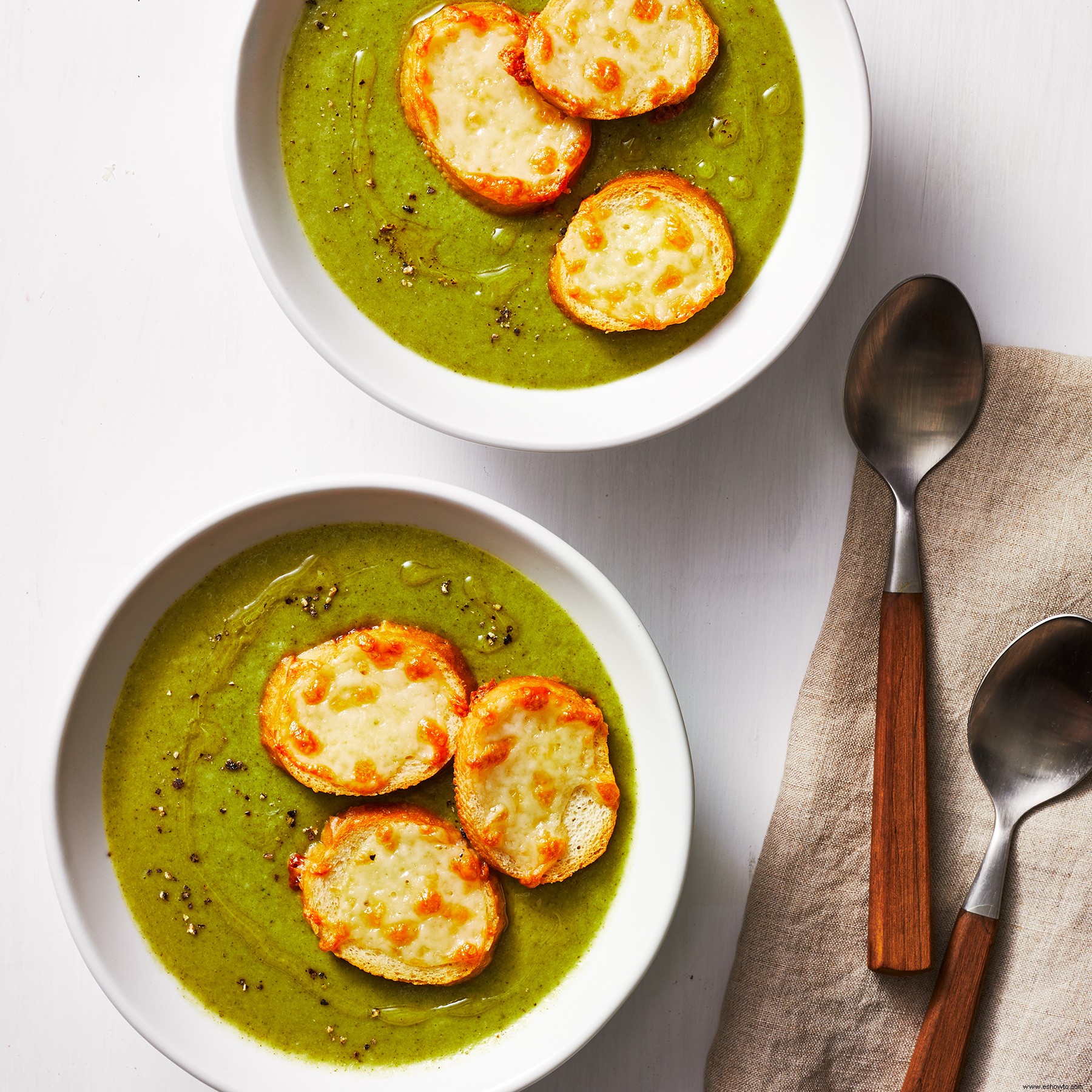 Sopa De Brócoli Con Crutones De Queso Cheddar 