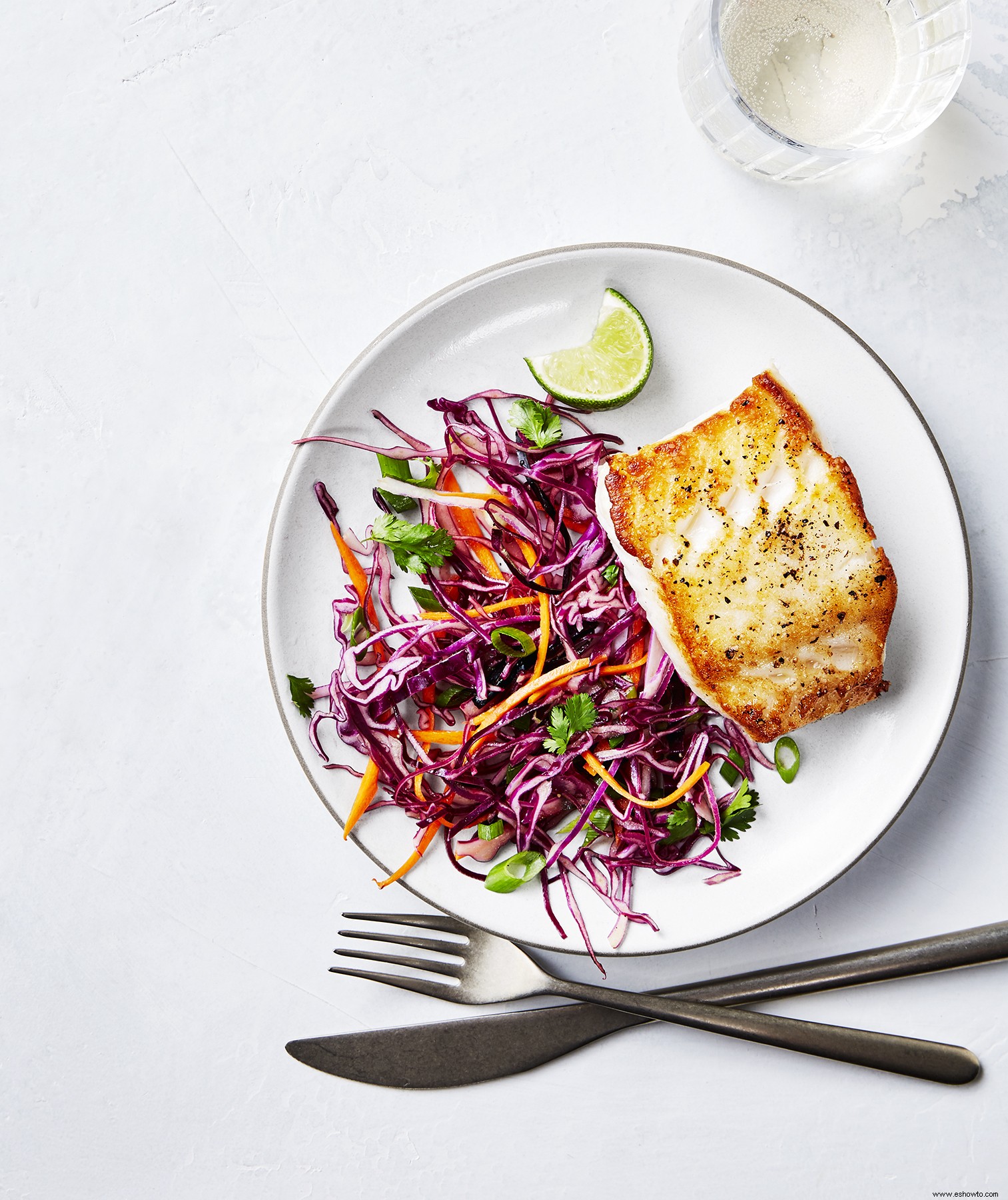 Bacalao con mantequilla de lima y ensalada de repollo picante 