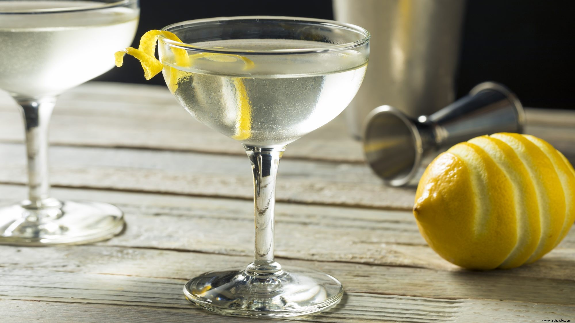 Receta del Cóctel Vesper - Cómo Hacer la Deliciosa Versión con Aroma Cítrico de un Martini Clásico 
