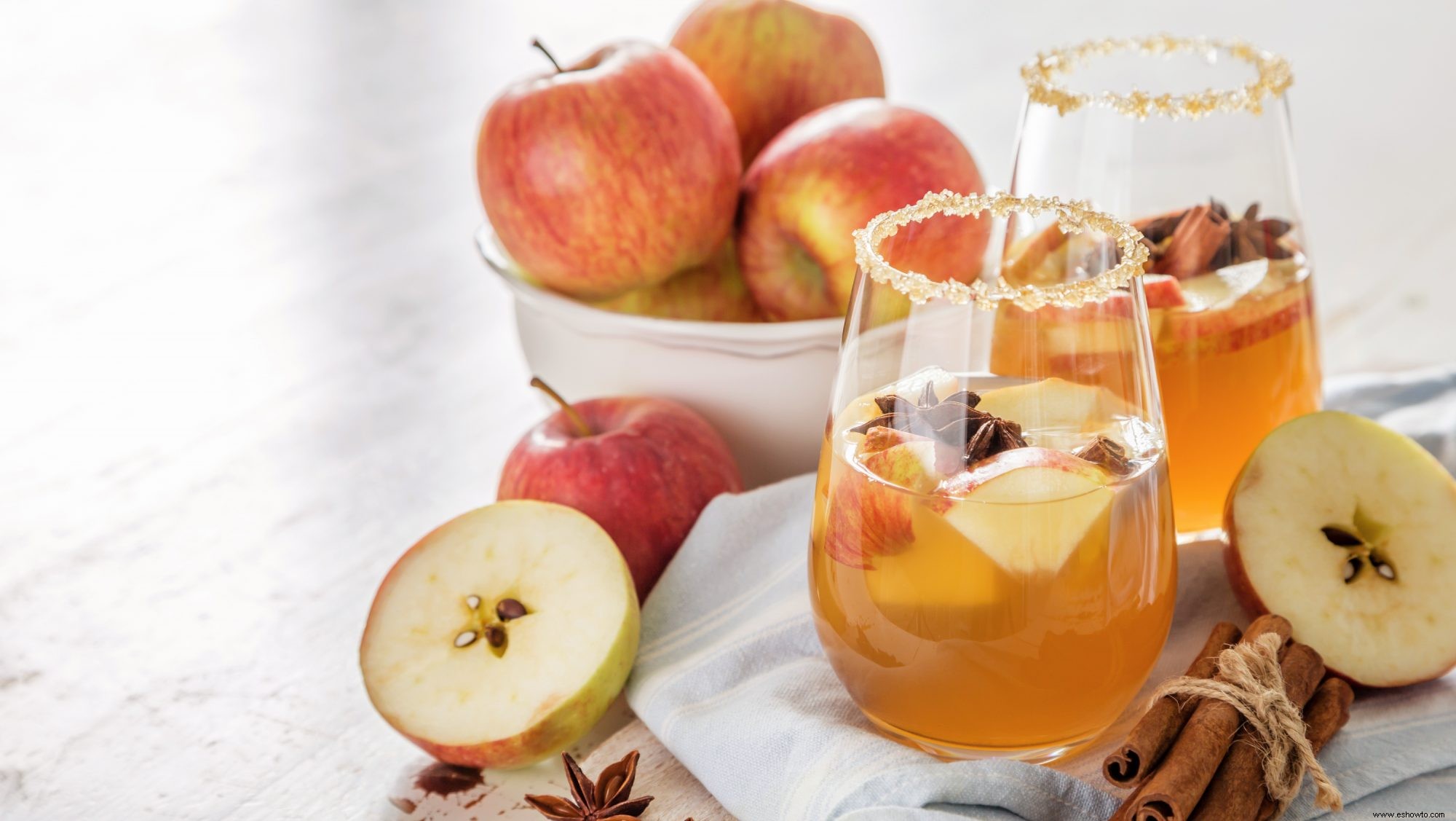Celebre el otoño con este refrescante cóctel especiado con canela y manzana 