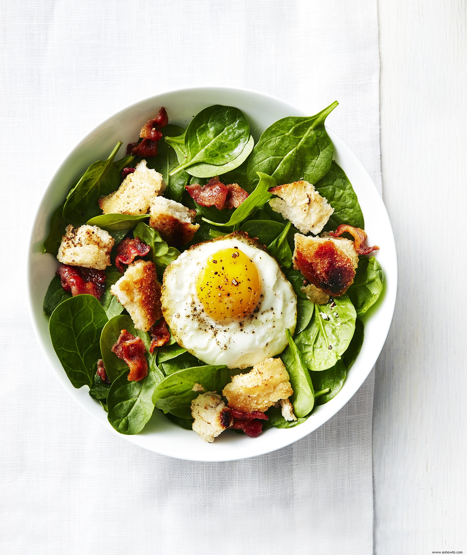 Ensalada De Espinacas, Tocino Y Huevo Frito 