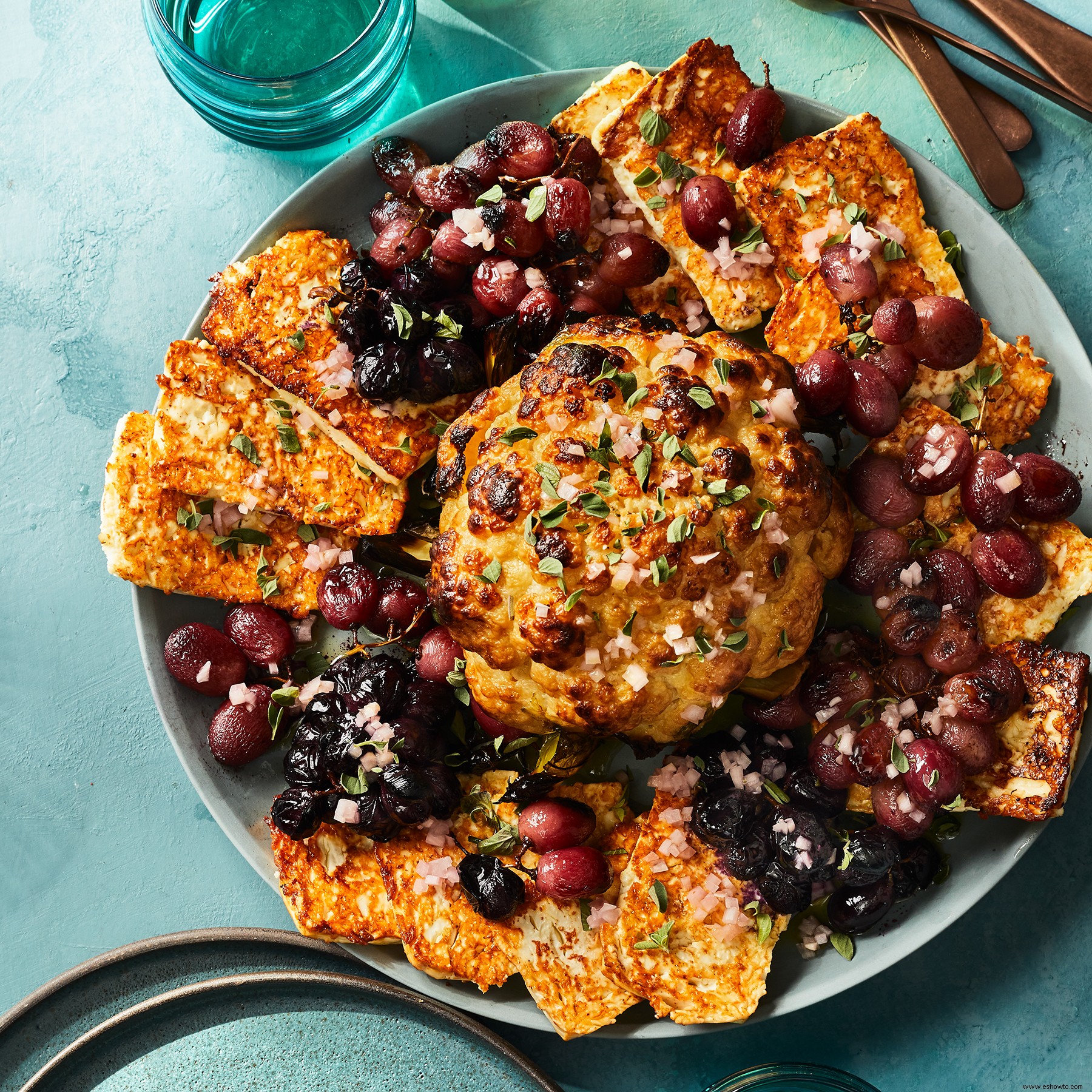 Coliflor entera asada con uvas y queso feta 