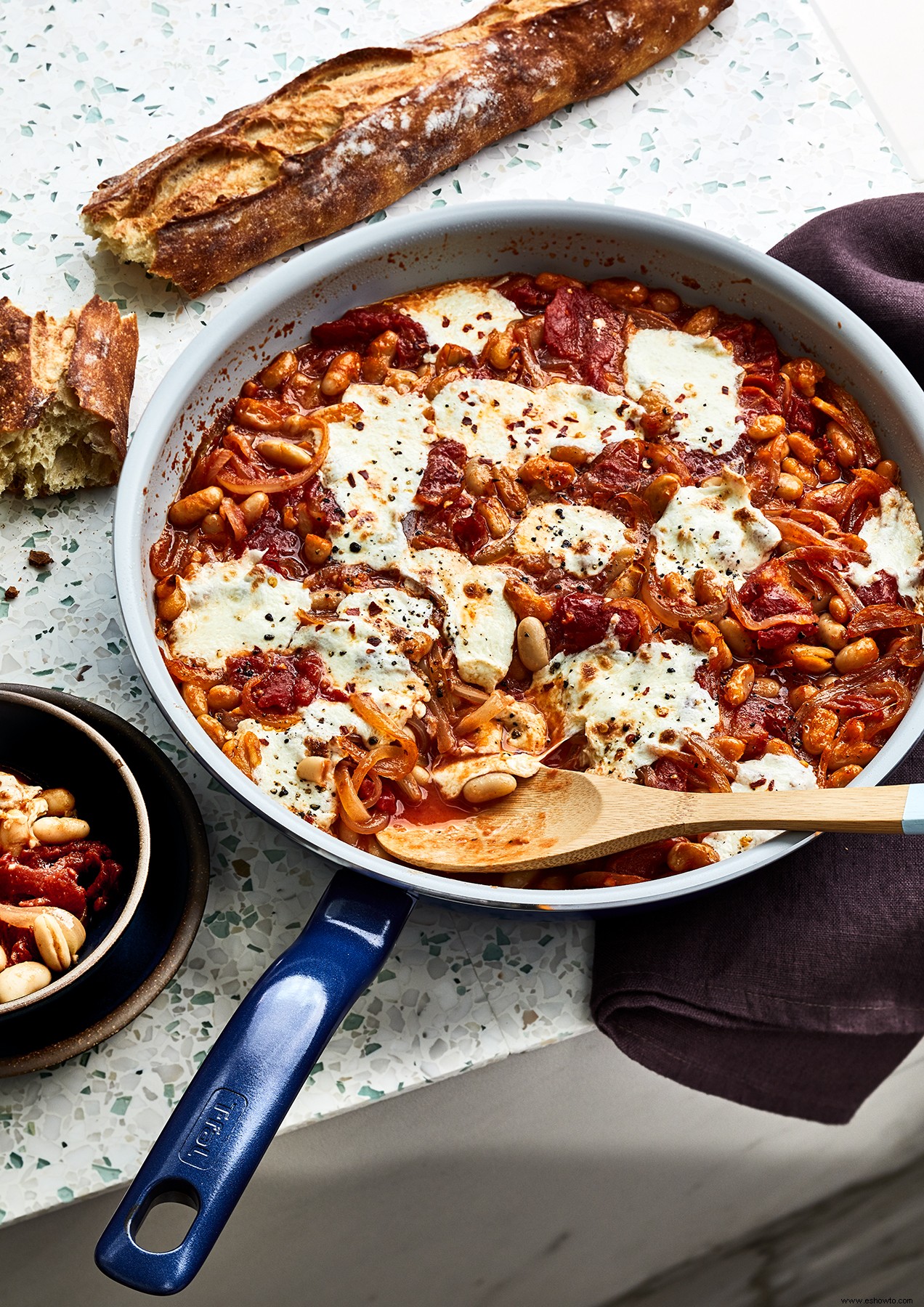 Frijoles horneados con queso y tomates 