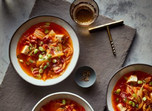 Sopa de Kimchi con Tofu y Tocino: Receta Coreana Rápida y Reconfortante en 25 Minutos