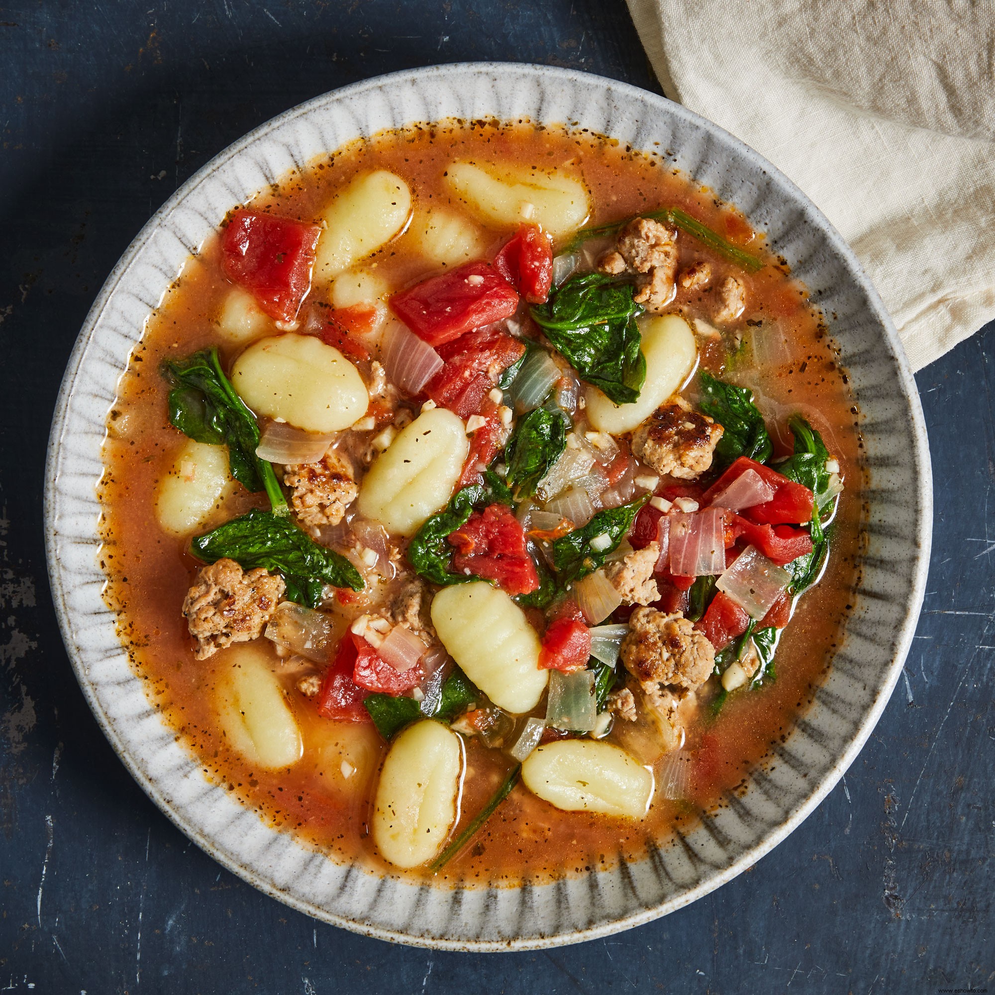 Sopa italiana de salchicha y ñoquis en una olla 