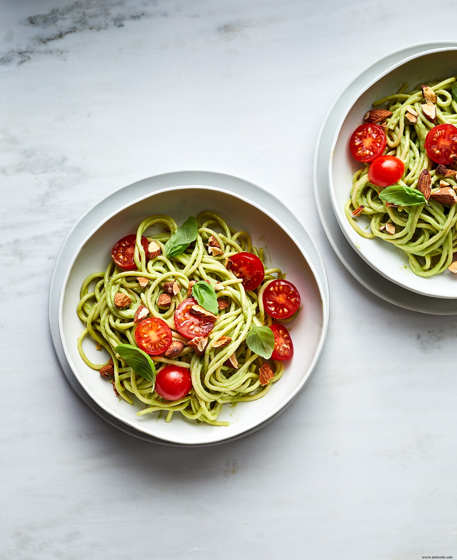 Ensalada De Pasta De Espagueti Con Aderezo De Aguacate Y Albahaca 