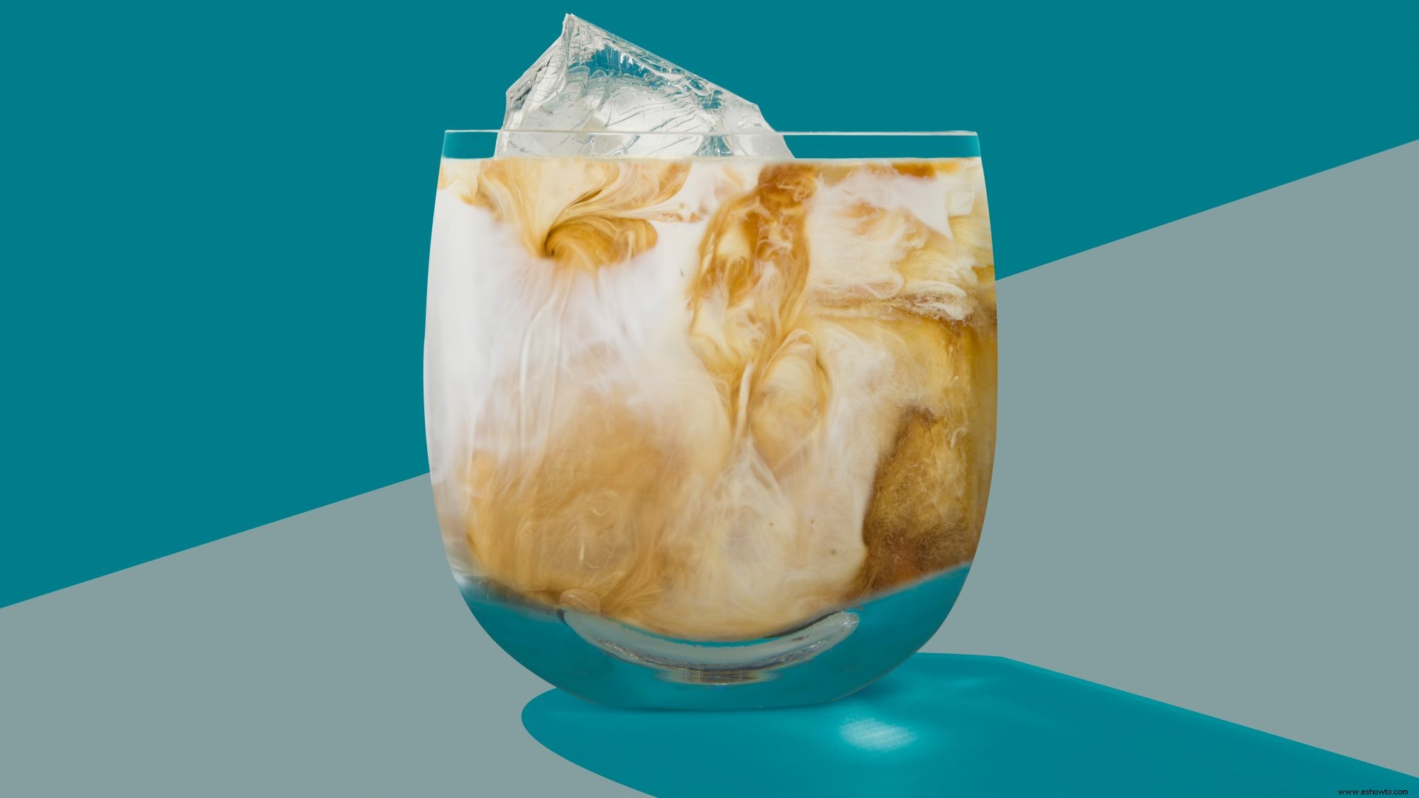 Cómo hacer un White Russian, el cóctel deliciosamente decadente que solo requiere 3 ingredientes 