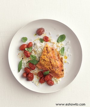 Salmón al curry asado con tomates 