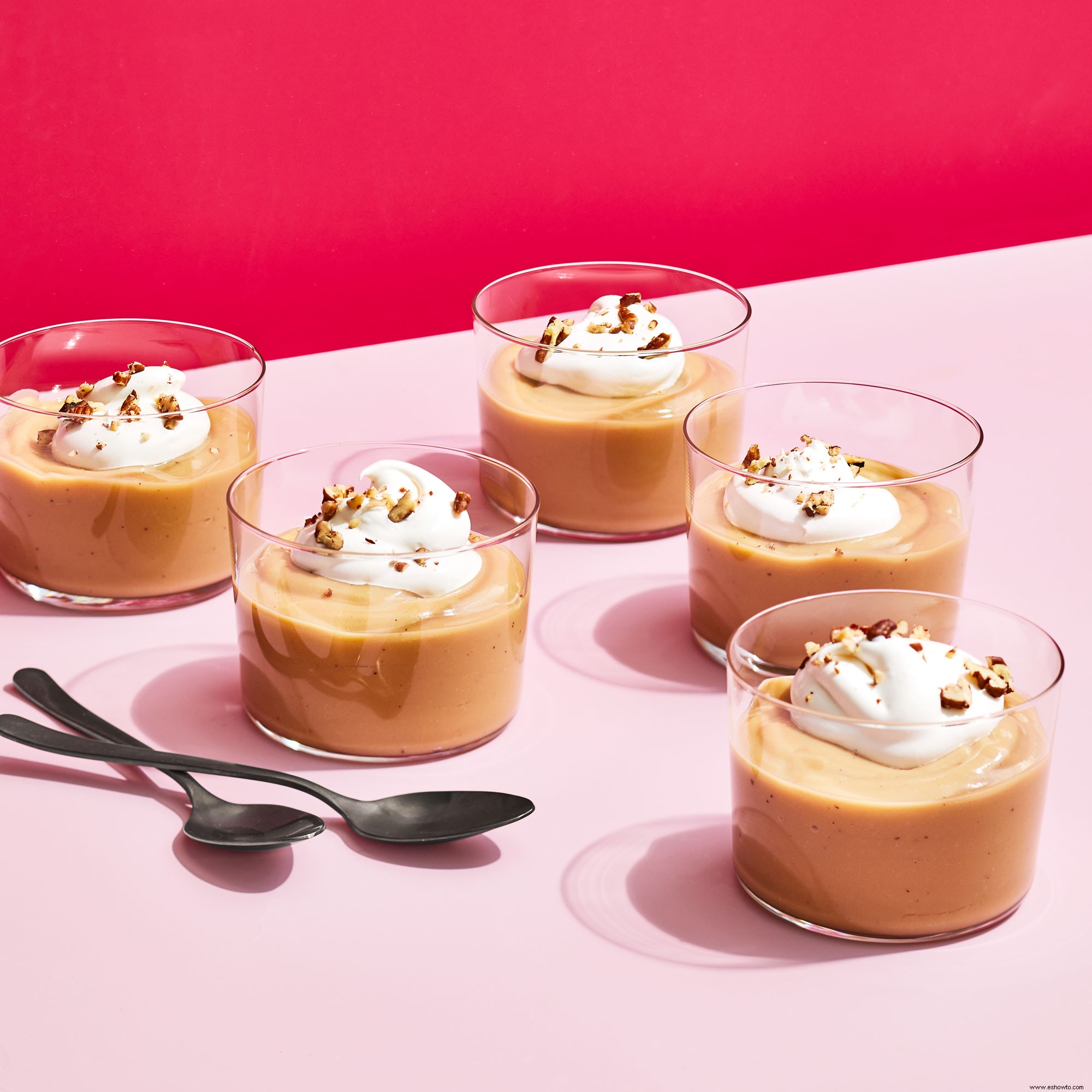 Budín de caramelo con crema batida de arce 