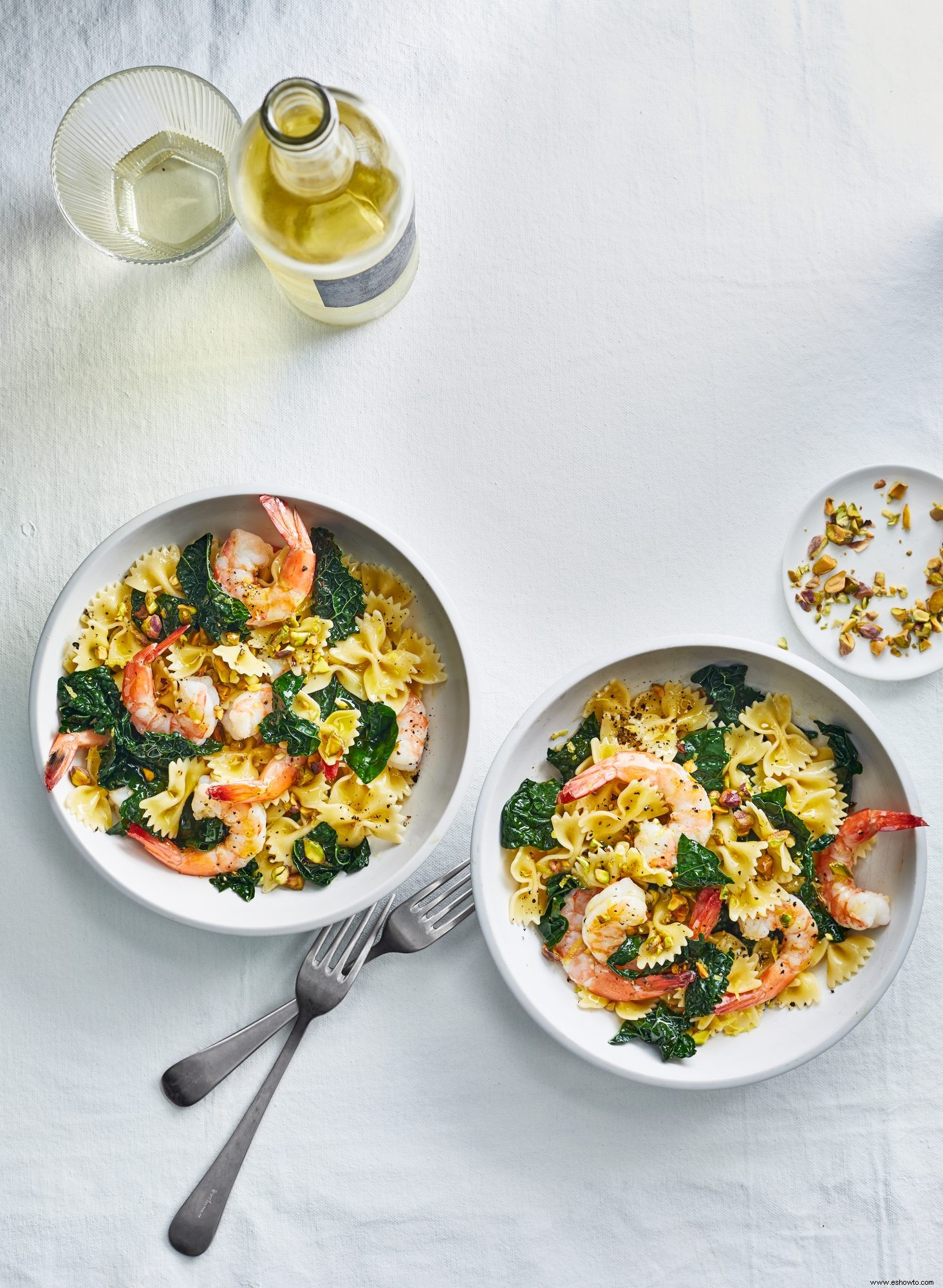 Farfalle con limón, camarones y col rizada 