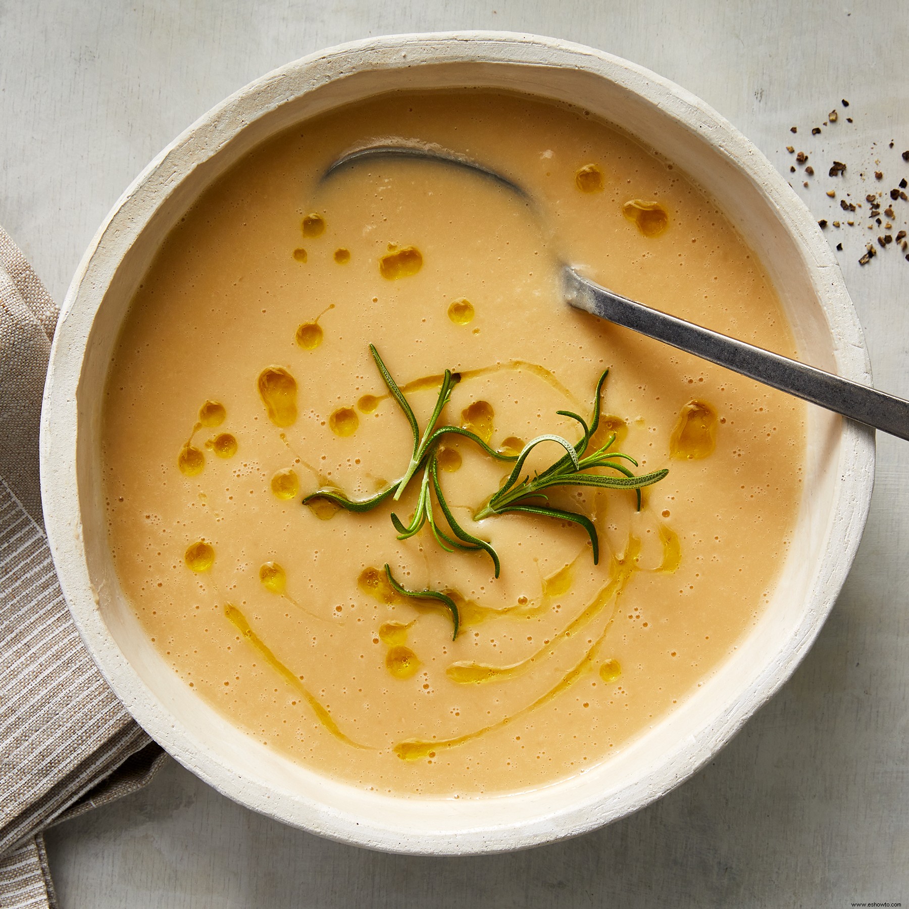 Sopa cremosa de frijoles blancos con miso 