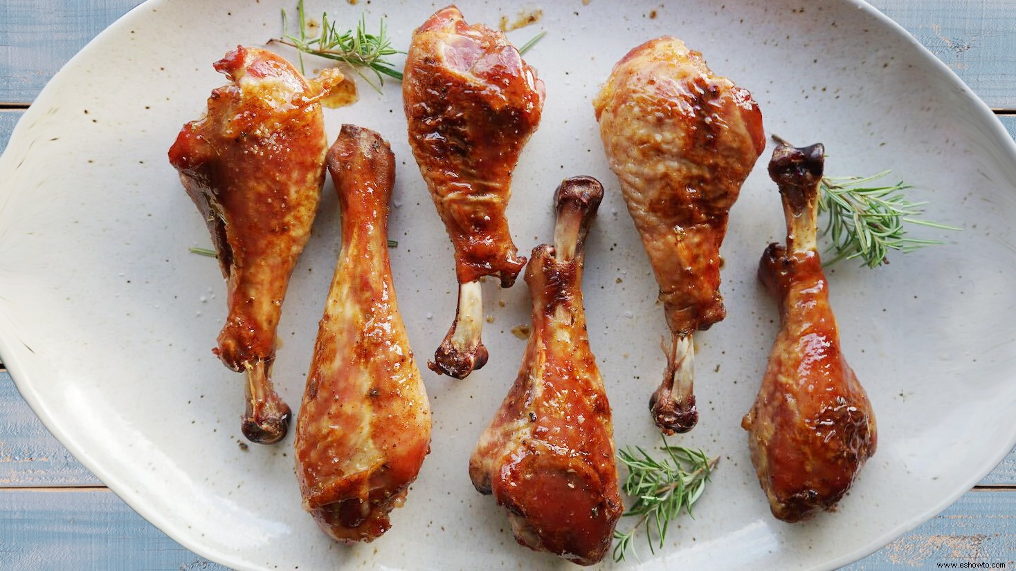 Cómo cocinar muslos de pavo, el plato principal más fácil (y más elegante) de Acción de Gracias 