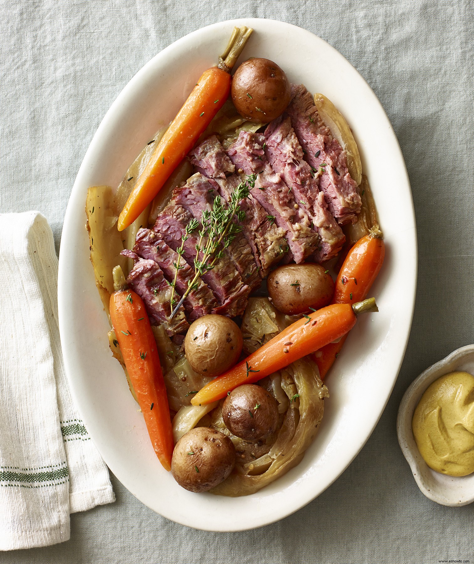 Corned Beef y repollo en olla de cocción lenta clásica 