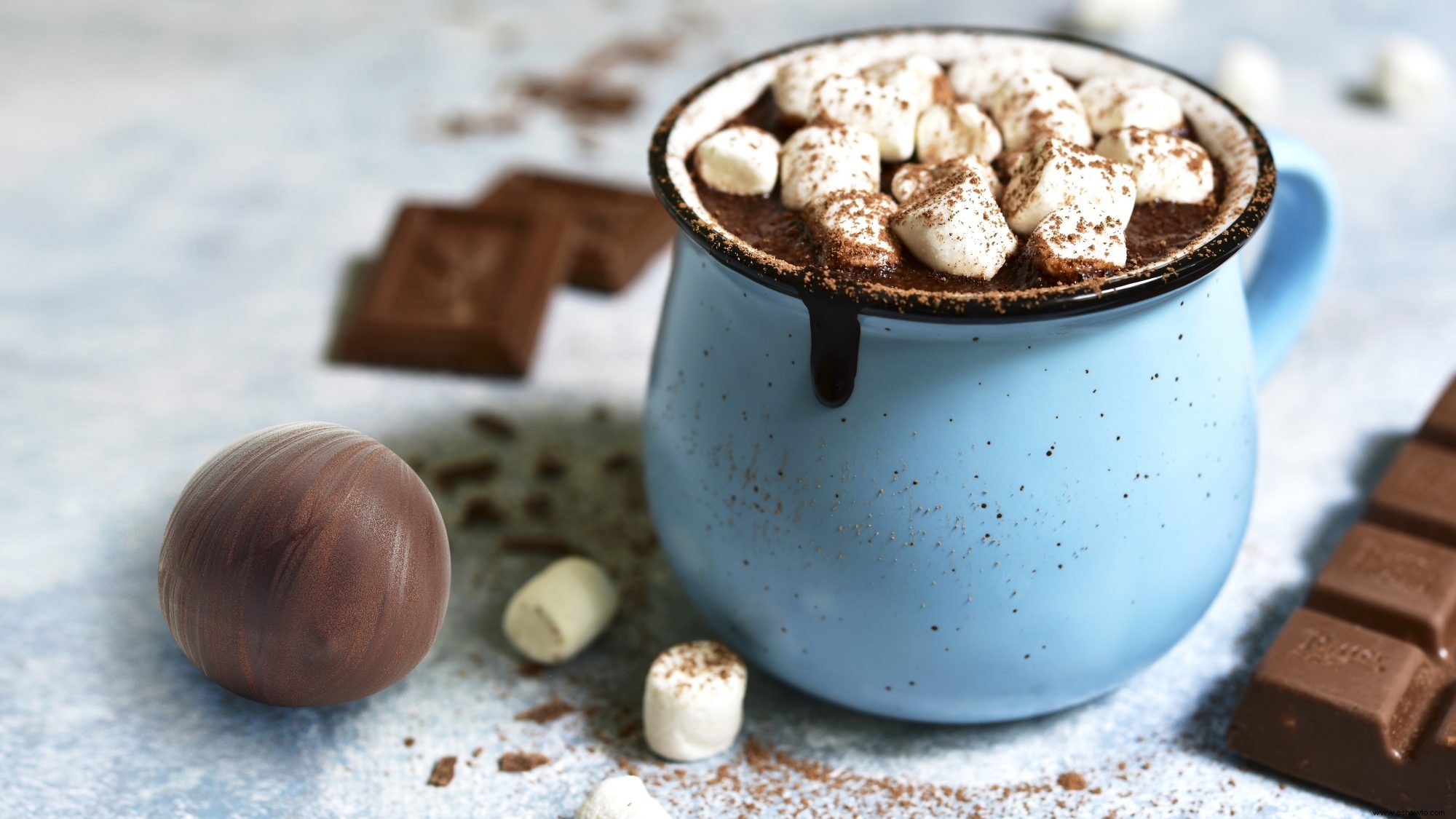 Cómo hacer bombas caseras de chocolate caliente para la bebida más decadente de la historia 