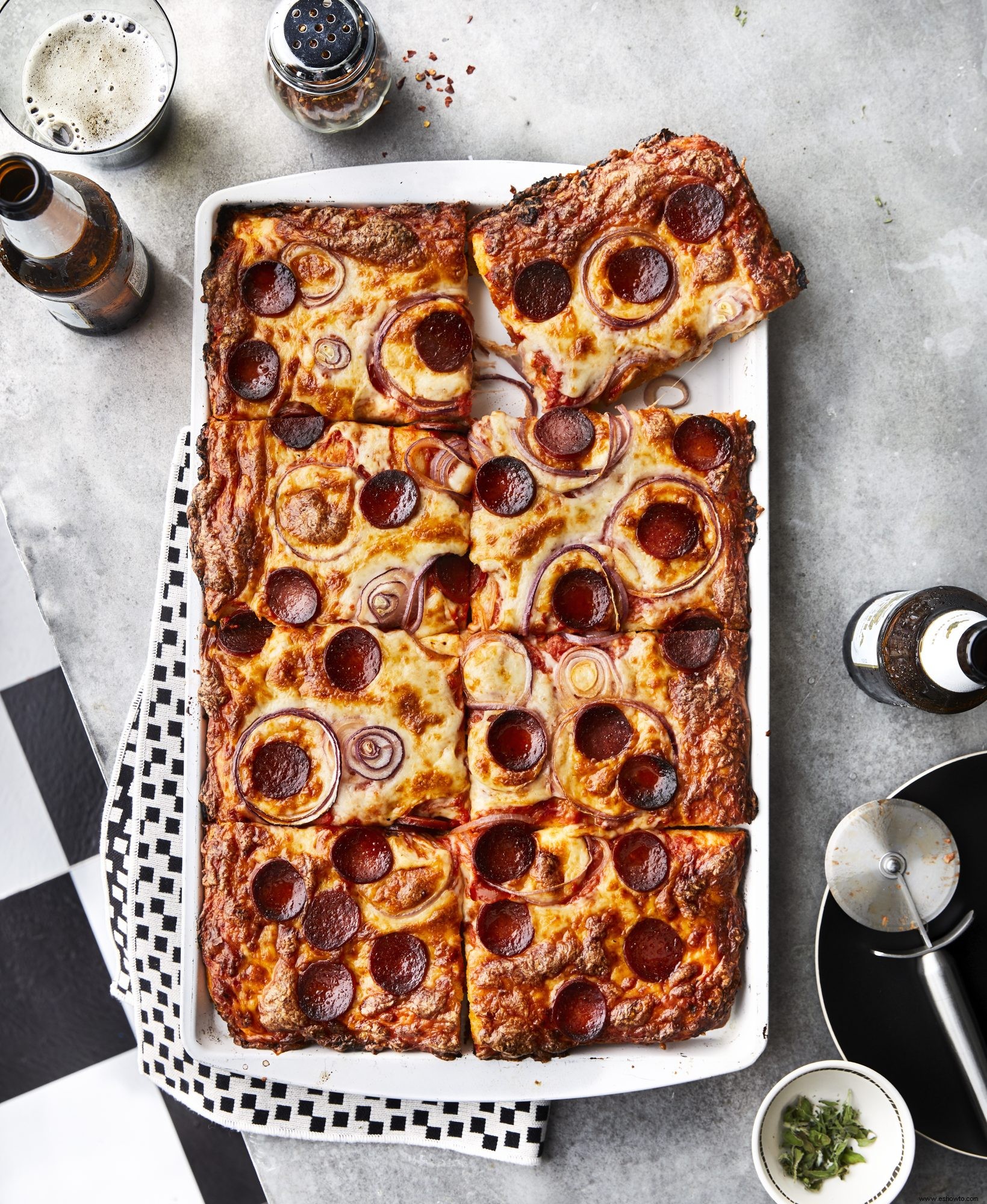 Pastel de la abuela con pepperoni y salsa rosa 