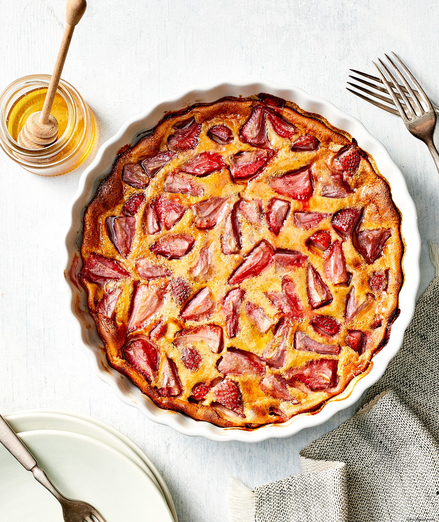 Clafoutis de trigo integral con miel y fresas 