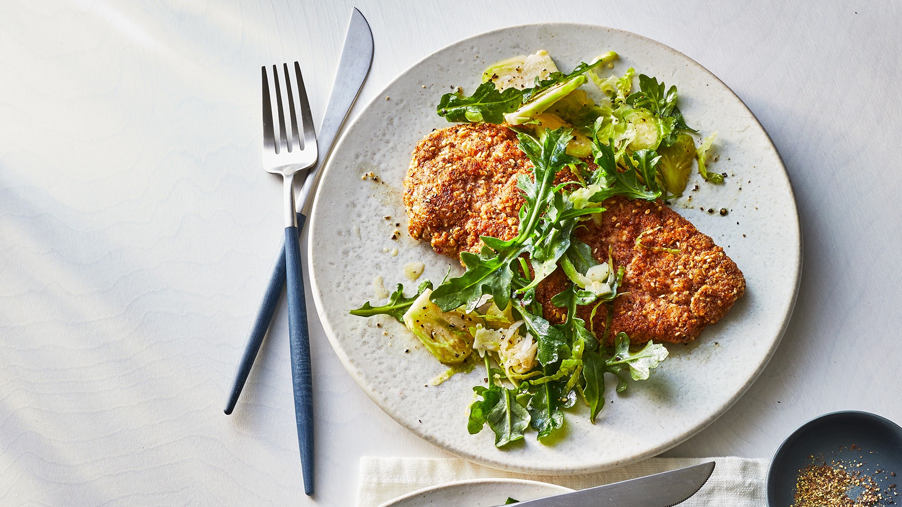 Ensalada De Pollo Con Costra De Almendras Y Rúcula 