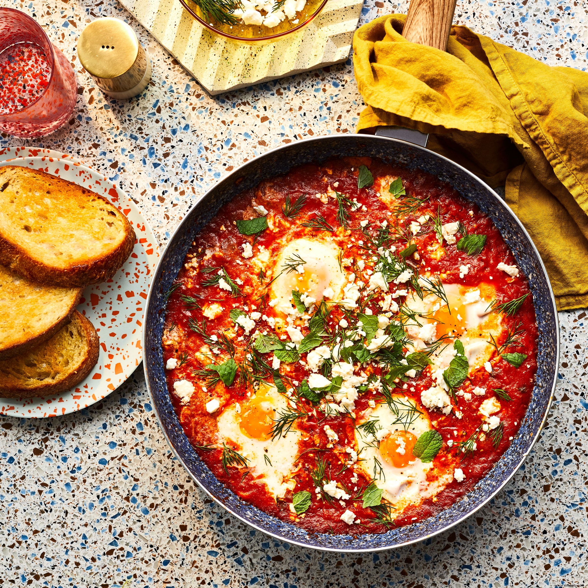 Huevos cocidos con salsa 