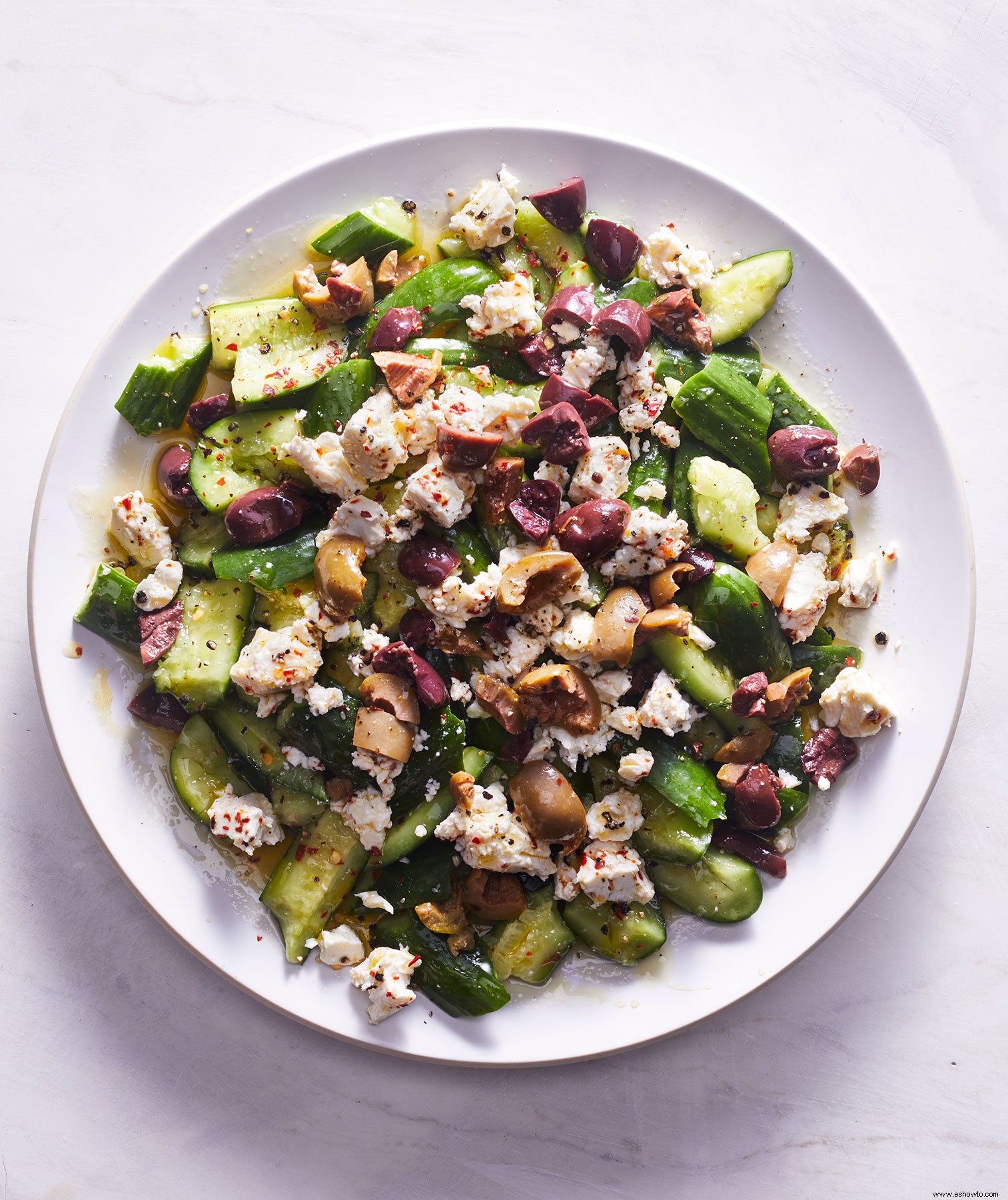 Ensalada de pepino triturado con queso feta picante y aceitunas 