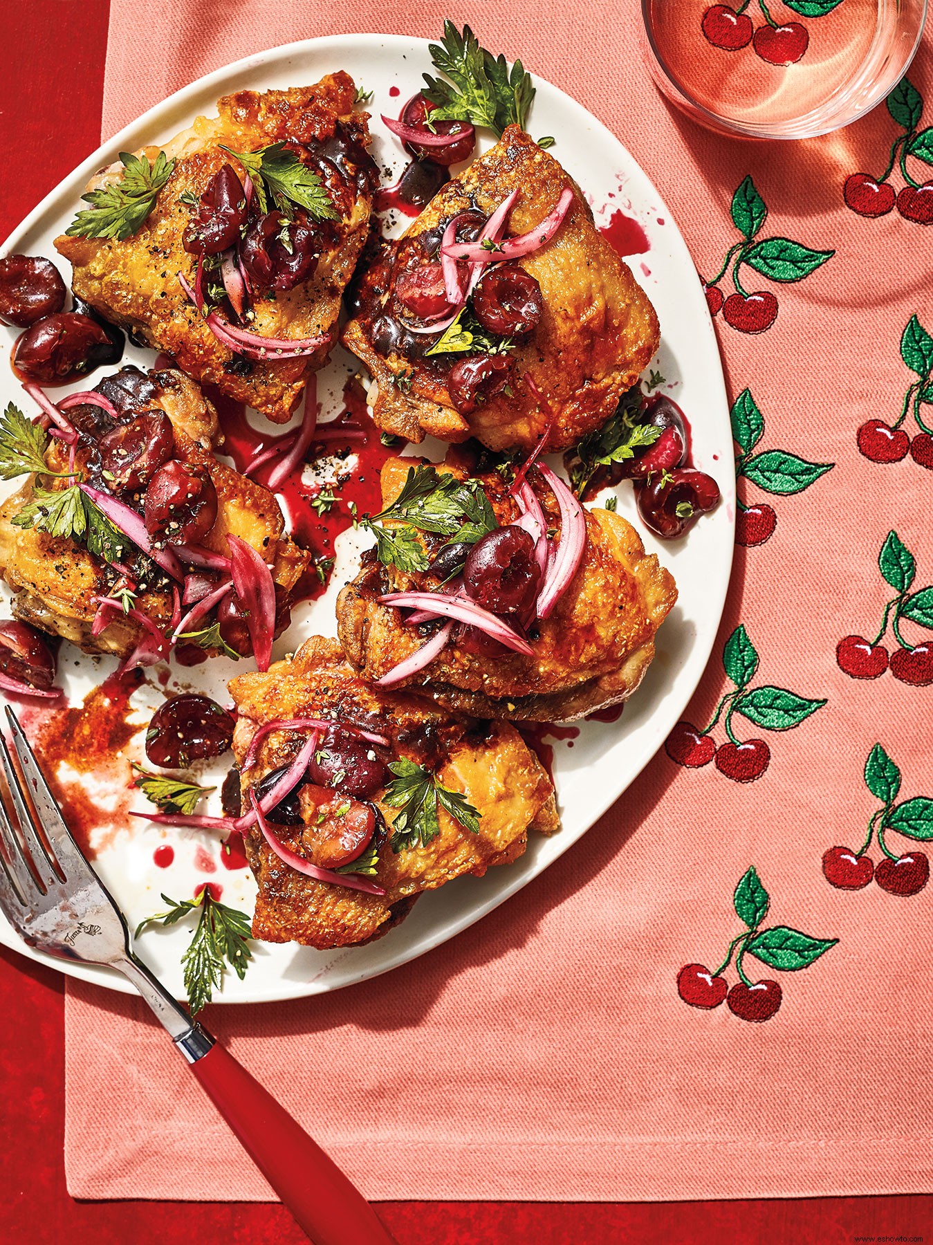 Muslos De Pollo A La Sartén Con Glaseado Balsámico Y Salsa De Cerezas Frescas 