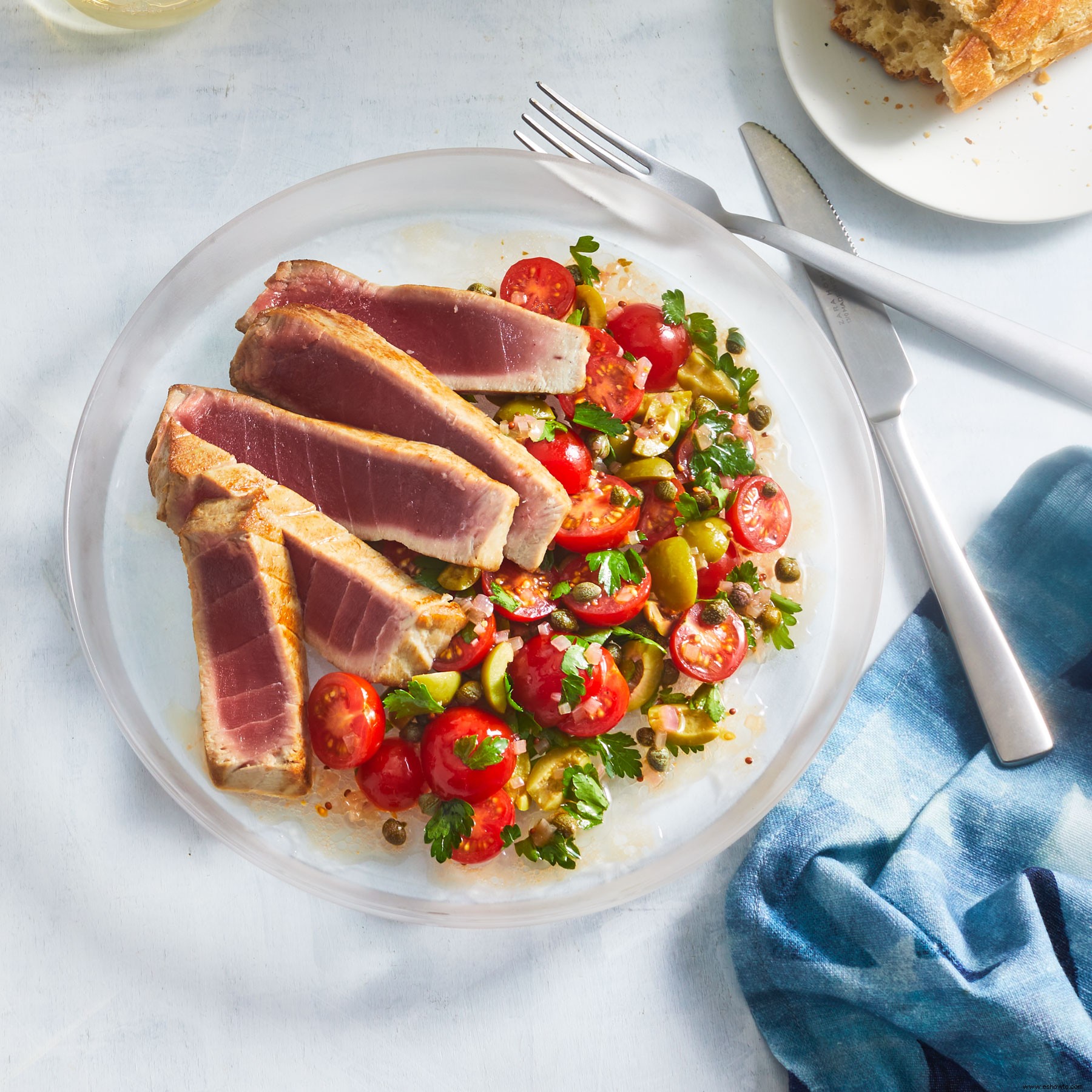 Atún Sellado Con Ensalada De Tomate, Aceitunas Y Alcaparras 