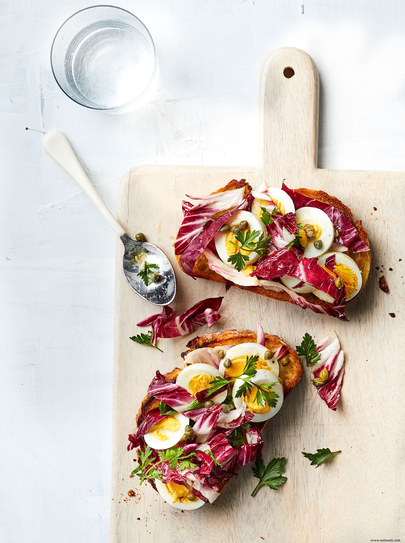 Receta de tostadas de ensalada de huevo con hierbas frescas y alcaparras 