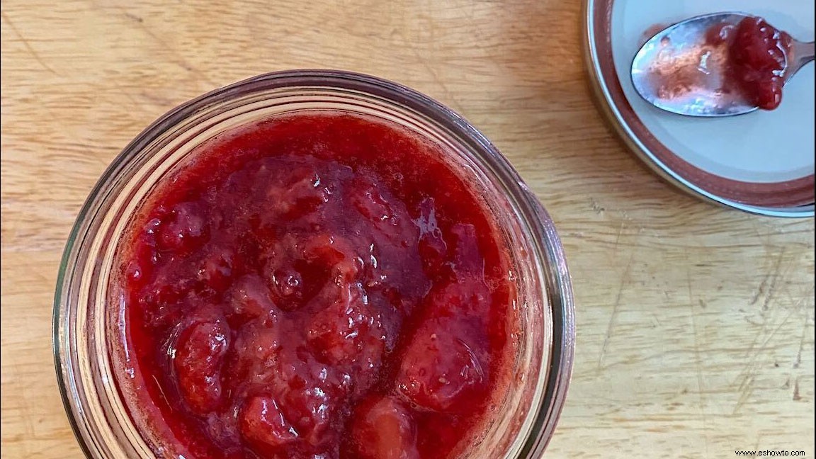 Esta salsa de frutas fácil es una forma deliciosa de usar bayas congeladas 