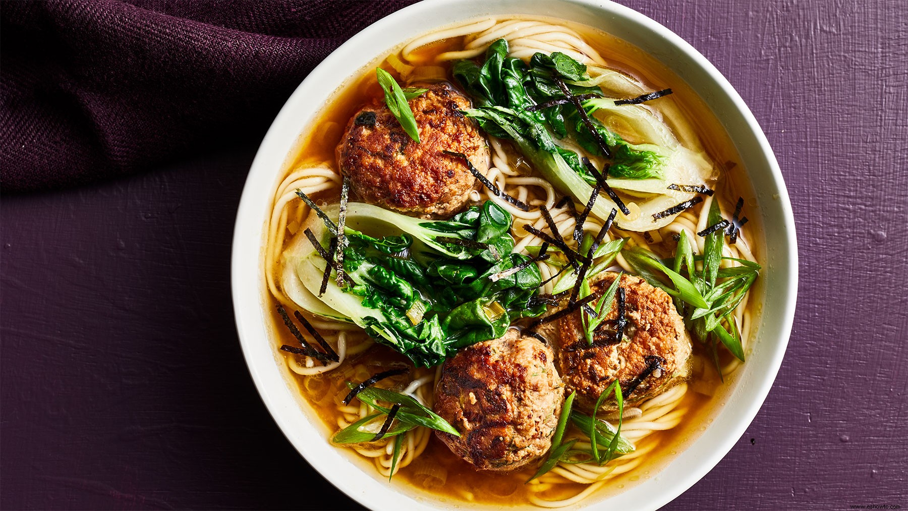 Ramen De Albóndigas De Jengibre Con Verduras Y Cebolletas 