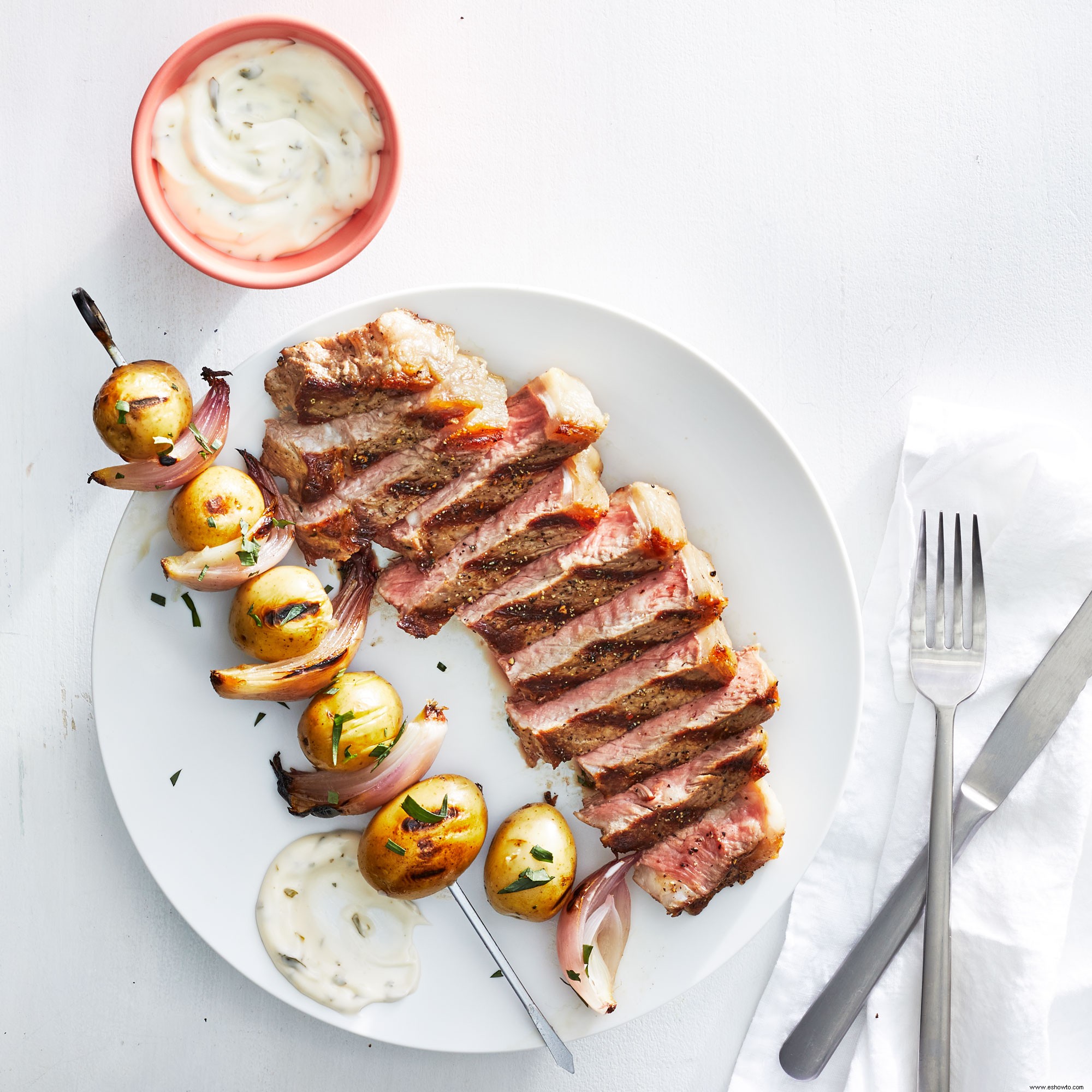 Bistecs A La Parrilla Con Brochetas De Patata 