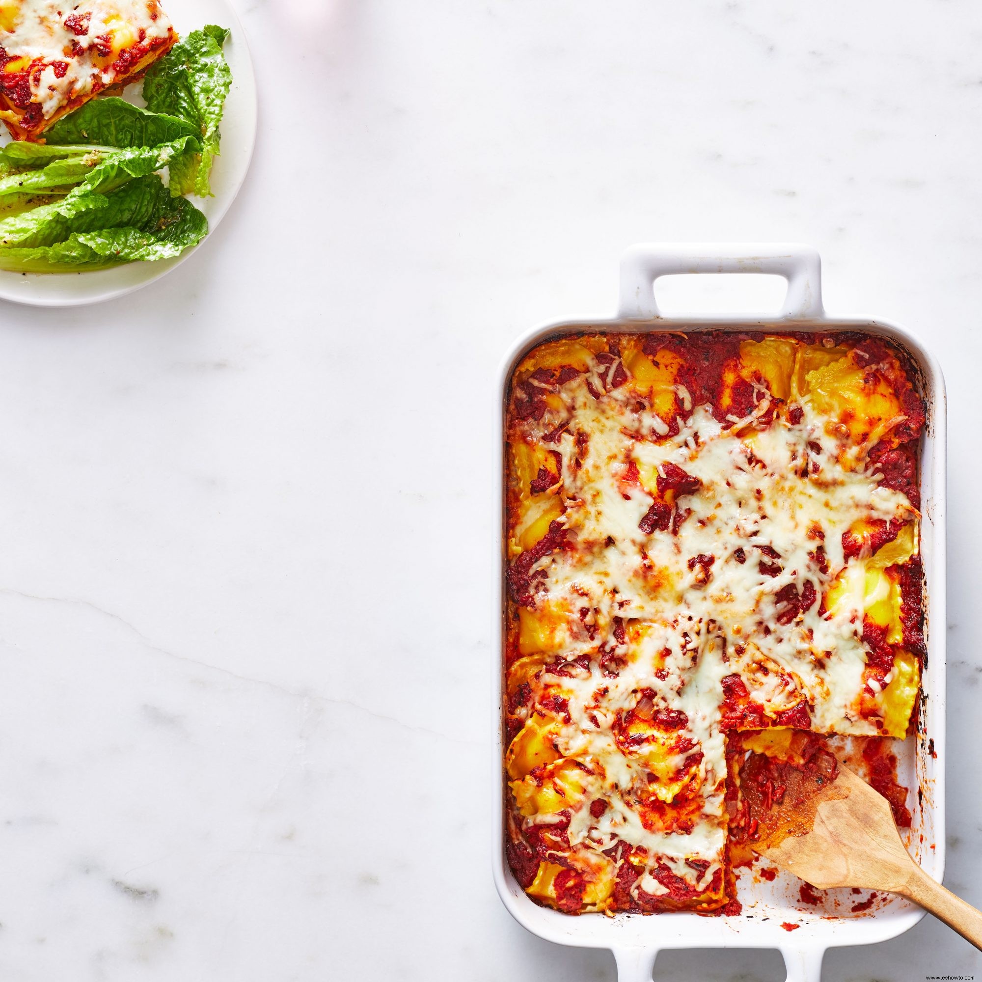 Ensalada de raviolis al horno con queso y lechuga romana 