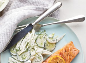 Salmón Crujiente con Ensalada Cremosa de Pepino y Hinojo: Receta Nórdica Rápida en 20 Minutos