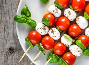Brochetas Caprese con Glaseado Balsámico: Receta Rápida en Solo 5 Minutos
