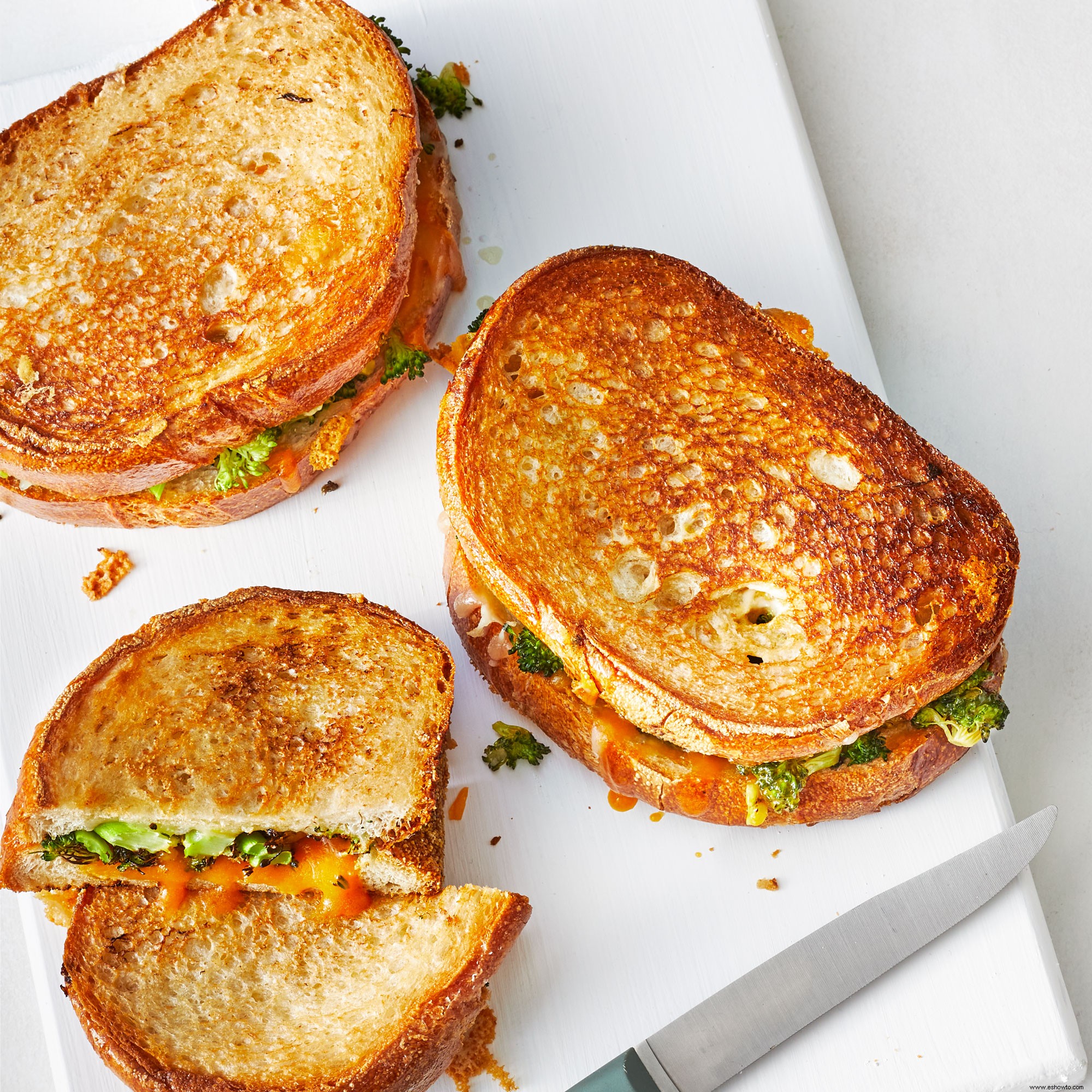 Queso a la parrilla con brócoli y queso cheddar 