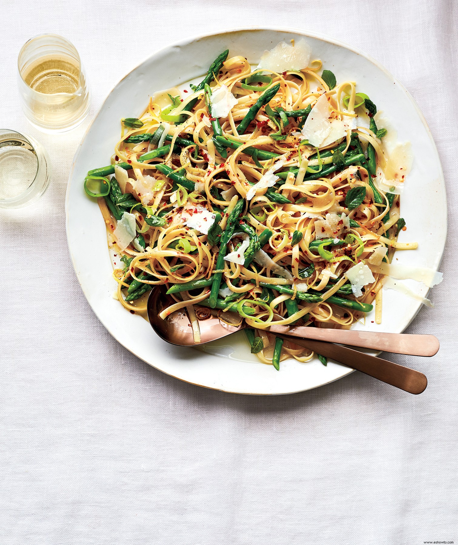 Fettuccine con espárragos, puerros y menta 