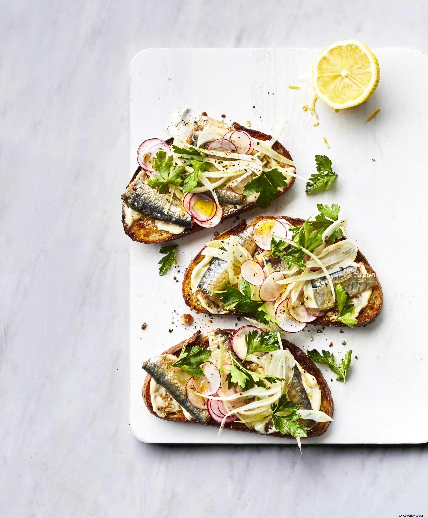 Tostadas De Sardina Ahumada Con Mayonesa De Limón Y Ensalada De Hinojo 