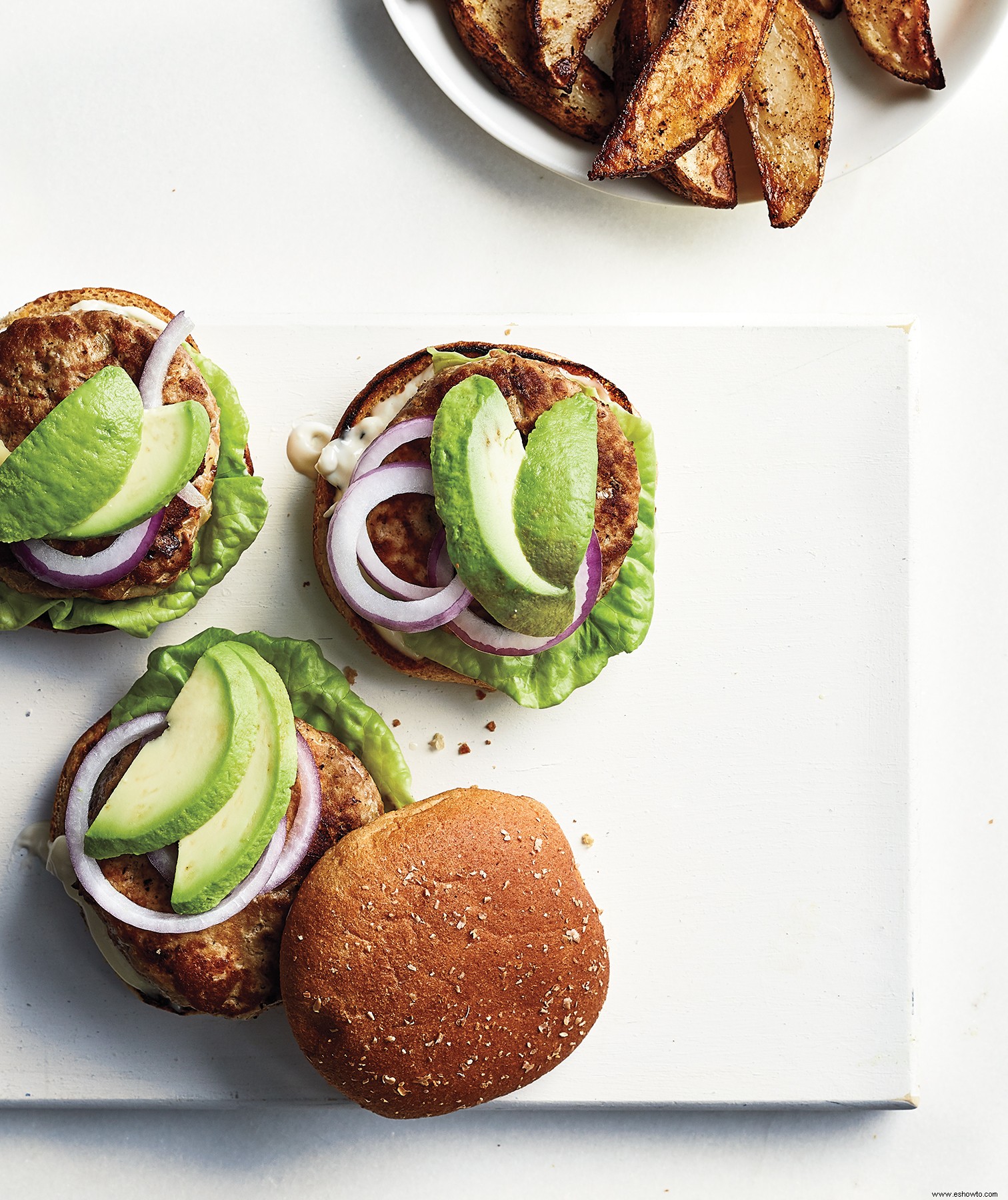 Hamburguesas de pavo con mayonesa de lima y papas fritas crujientes al horno 