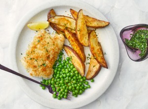 Sartén de Pescado y Patatas Fritas: Receta Británica Fácil en Bandeja