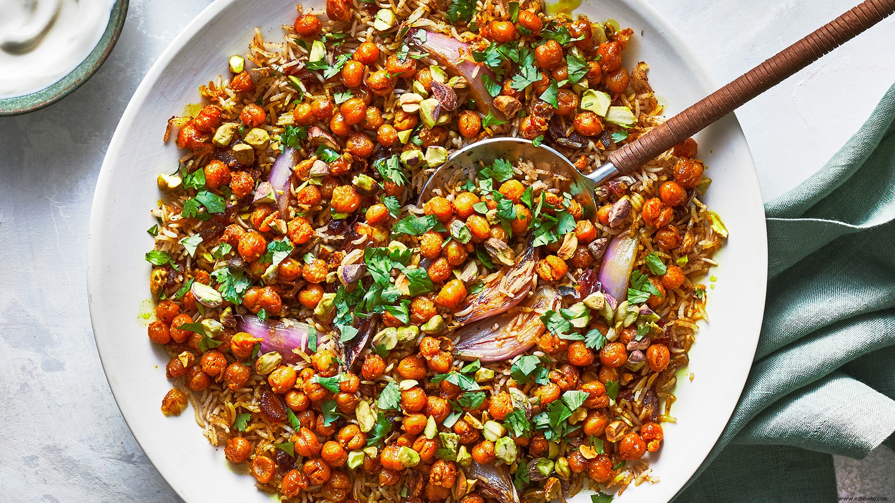 Arroz especiado con garbanzos crujientes 