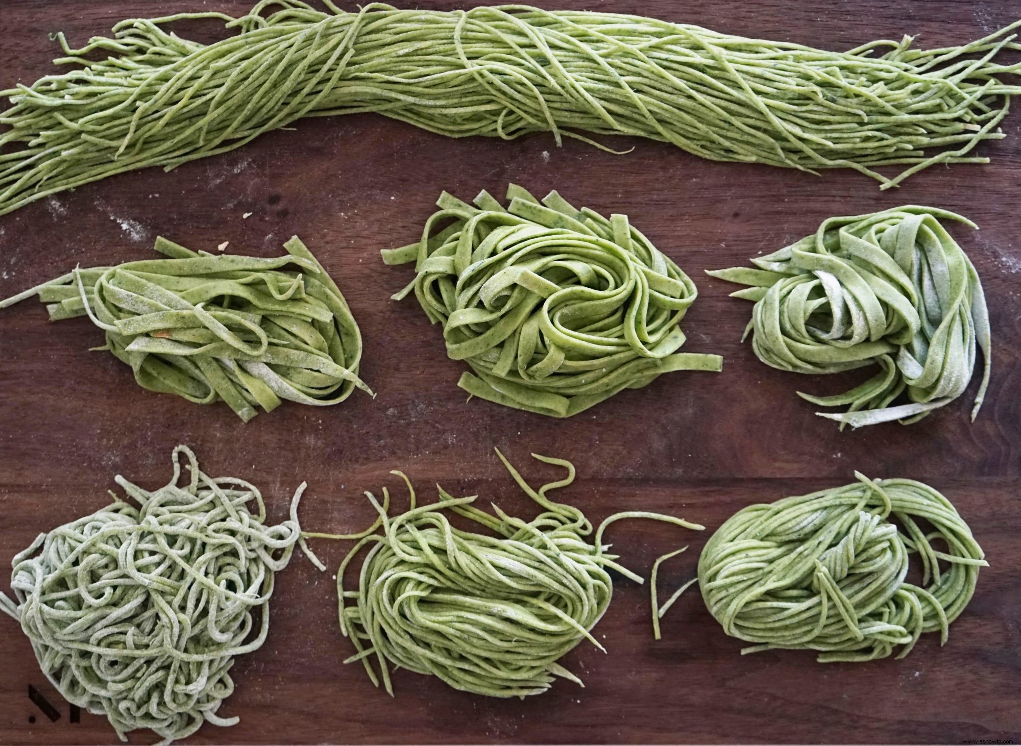 Todo lo que necesita para hacer esta pasta casera saludable es harina, sal y verduras de hoja verde 