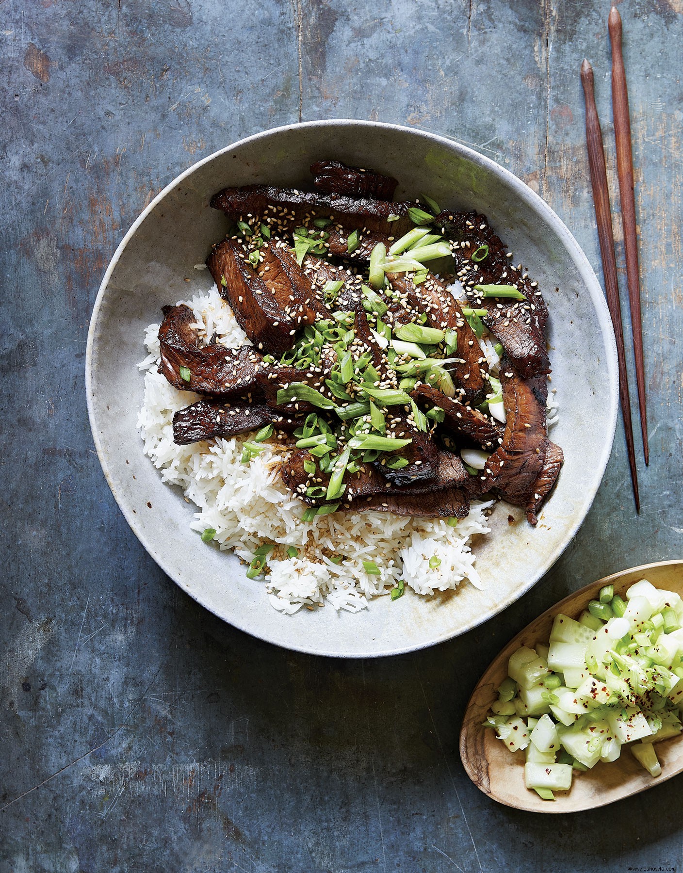 Bulgogi de mamá de Joanna Gaines con ensalada de pepino y kimchi 