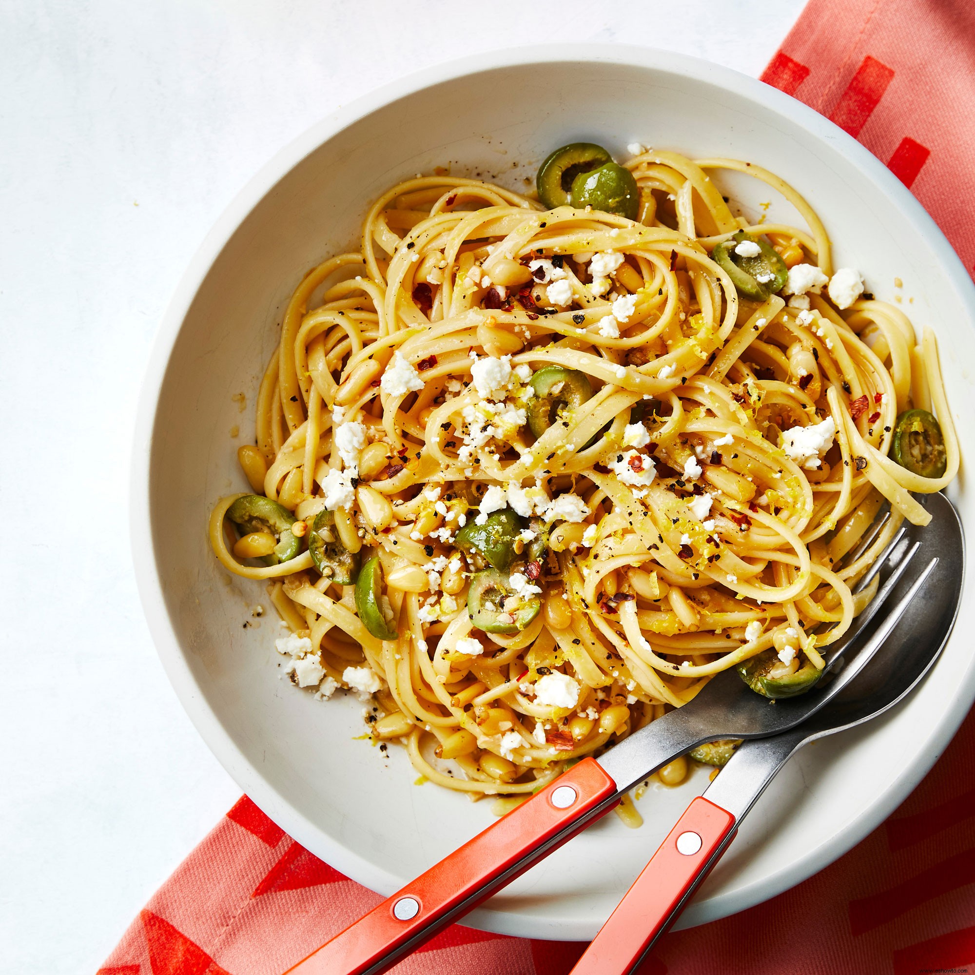 Linguini al limón con aceitunas y queso feta 