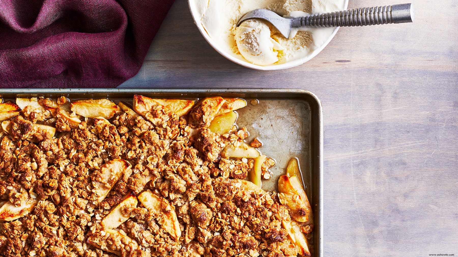 Cómo hornear un lote grande de Apple Crisp en su bandeja para hornear 